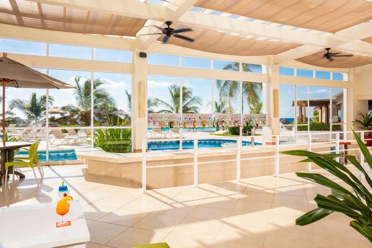 Pool and swim-up bar